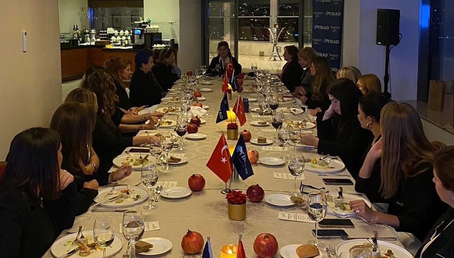 TİKAD üyeleri yıl sonu yemeğinde bir araya geldi. Yemekte, TİKAD için özel yapılan, sözü ve bestesi Sinan Akçıl'a ait "Kadınlar baş rolde olsun" isimli şarkıda ilk kez misafirlere dinletildi.