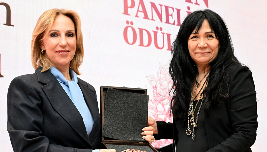 Esin Güral Argat received the Woman Leading the Management Level Award