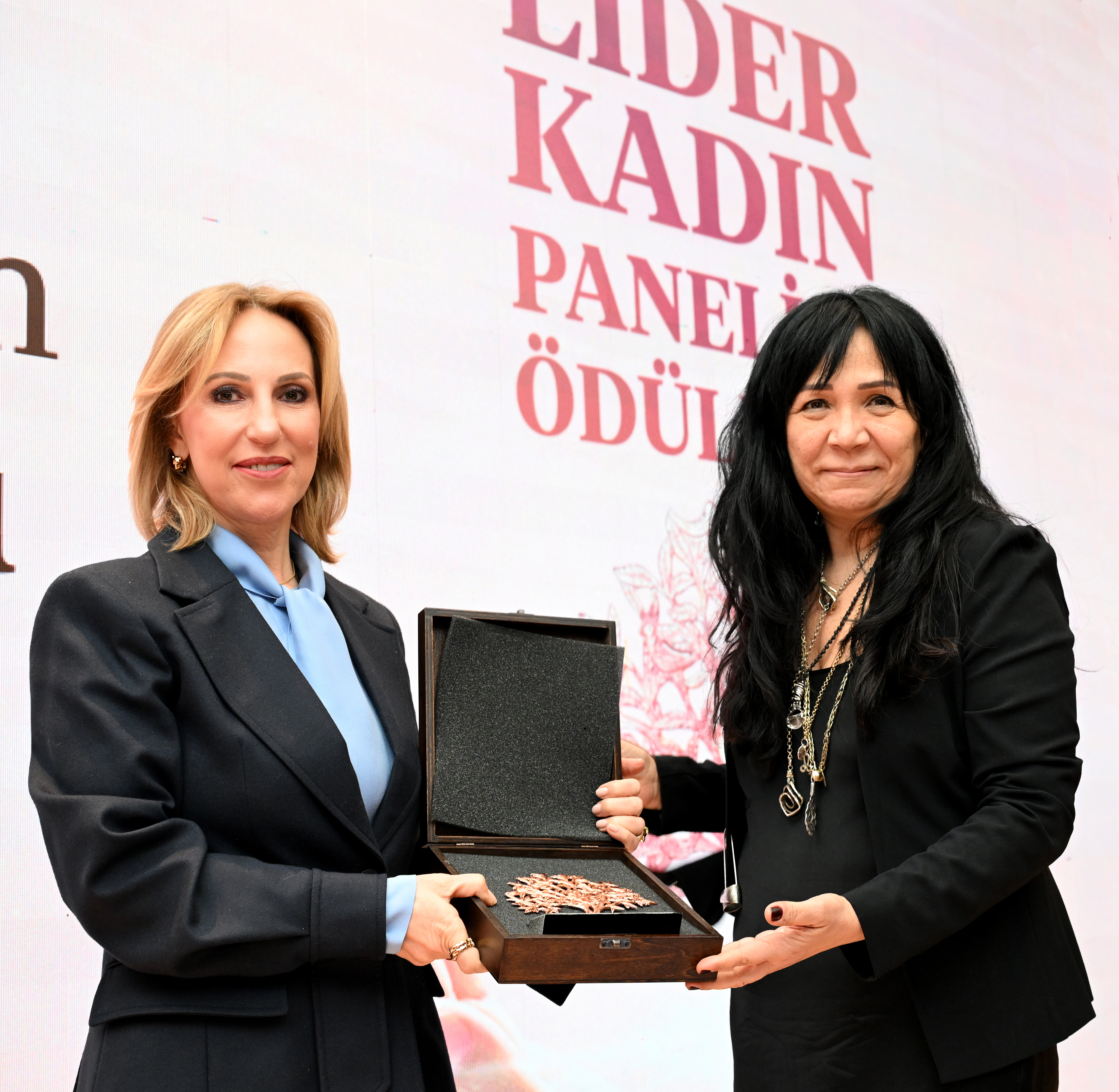 Yönetim Katına Yön Veren Kadın Ödülünü Esin Güral Argat aldı 