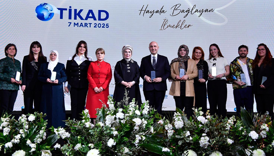 TİKAD'ın deprem bölgesindeki kadın kooperatiflerinin yeniden güçlendirilmesi kapsamında hayata geçirdiği "Hayata Bağlayan İlmekler" projesinin lansmanı Sayın Emine Erdoğan Hanımefendi'nin katılımıyla gerçekleştirildi. 