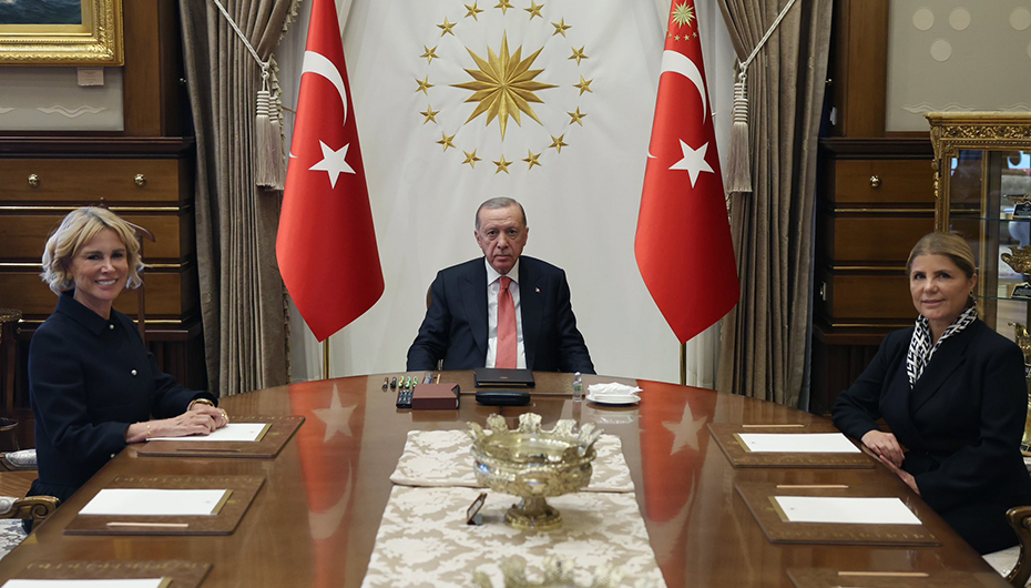 Sayın Cumhurbaşkanımız, son dönemde kadın ve çocuklara yönelik artan şiddet gündemine ilişkin değerlendirmelerini almak üzere TİKAD Başkanı Sayın Nilüfer Bulut ve Başkan Yardımcısı Sayın Zehra Neşe Kavak’ı bugün makamında kabul etti. 